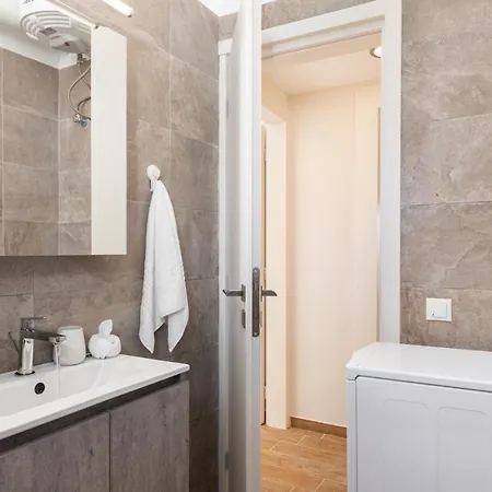 Apartment Mikrolimano Gem: Serene 1br Piraeus